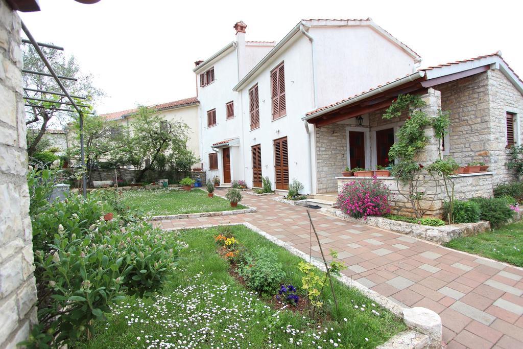 Guest House Liliana 로비니 외부 사진
